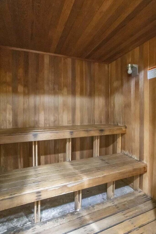 Building Photo - 806 E Windward Way