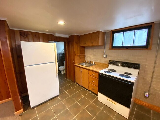 Building Photo - 4 Bedroom House Near MSUM!