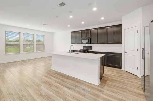 Building Photo - 113 King Thistle Ct