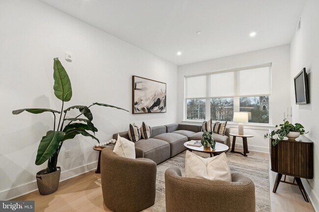 Building Photo - 30 W Allens Ln