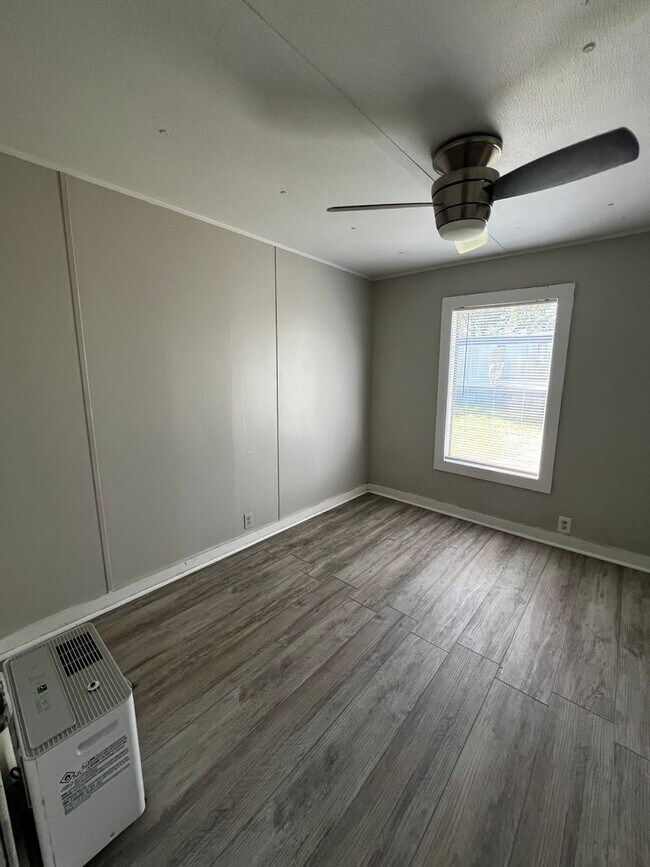 Building Photo - Commerce Park North