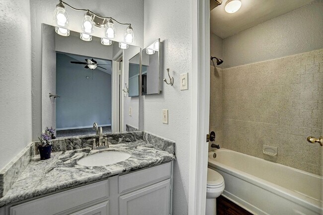 Building Photo - 2615 Lively Ln