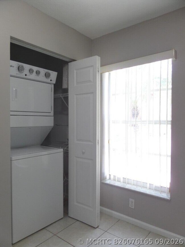 Building Photo - 862 Summit Lake Dr