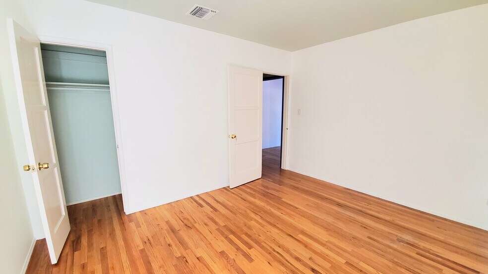 Building Photo - 7038 Yarmouth Ave