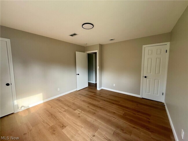 Building Photo - 5363 Summit Rd