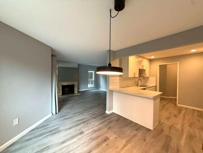 Building Photo - 3 Bedroom 2 Bathroom Plus Parking and Storage!