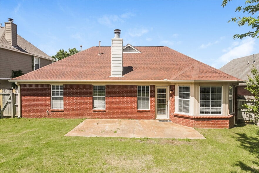 Building Photo - 6987 Country Walk Dr