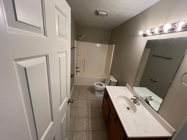Building Photo - Spacious 3 bedroom 2.5 bath home.