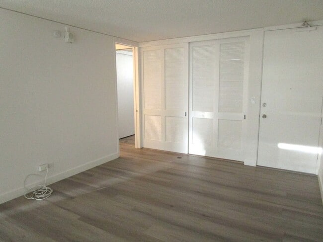 Building Photo - 1556 Piikoi St