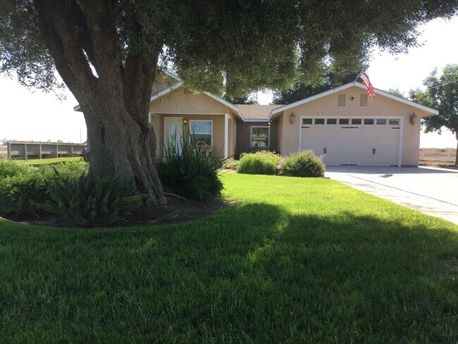 Building Photo - 5430 N Madera Ave