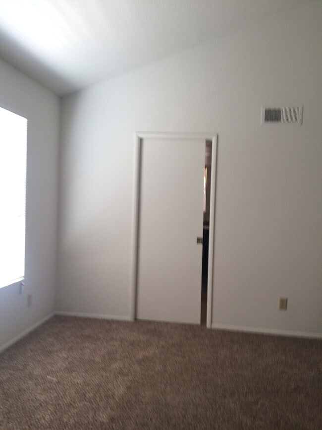 Building Photo - Beautiful 55+ Ahwatukee neighborhood spaci...