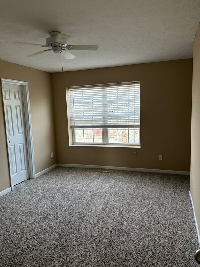 Building Photo - Roommate friendly floorplan minutes from downtown