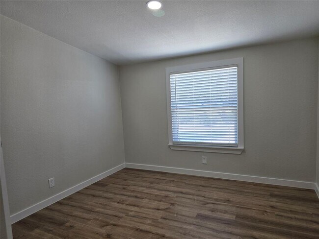 Building Photo - 1304 Eagles Way