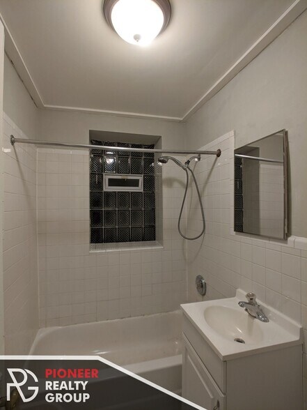 Building Photo - 429 W Roscoe St