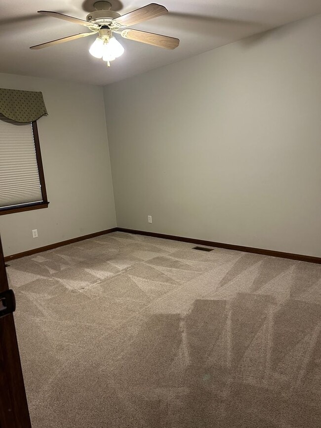 Building Photo - Beautiful Lake Home