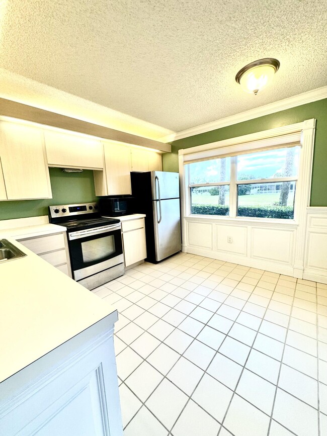 Building Photo - 2813 SW Lakemont Pl