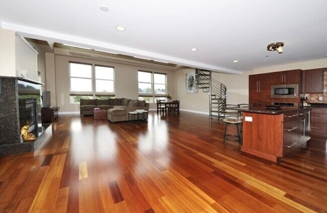 Primary Photo - 10 Ocean Ave