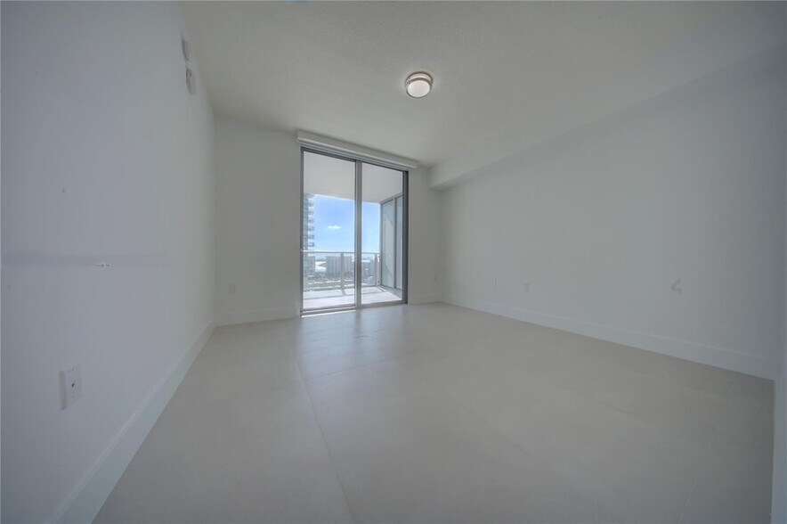 Building Photo - 300 Sunny Isles Blvd