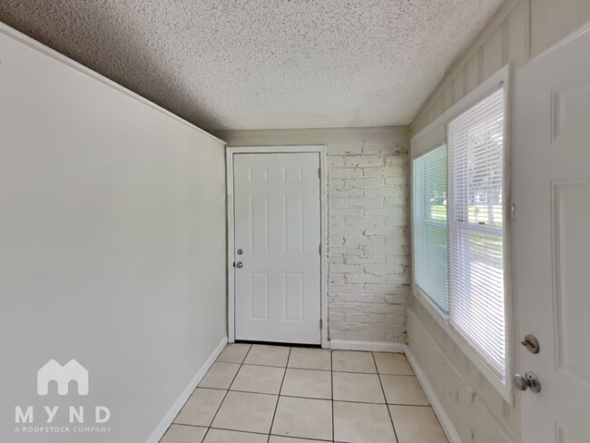 Building Photo - 7045 Rollo Rd