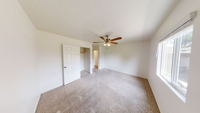 Building Photo - Large House on Dorothy Dr! (Lease out, pen...