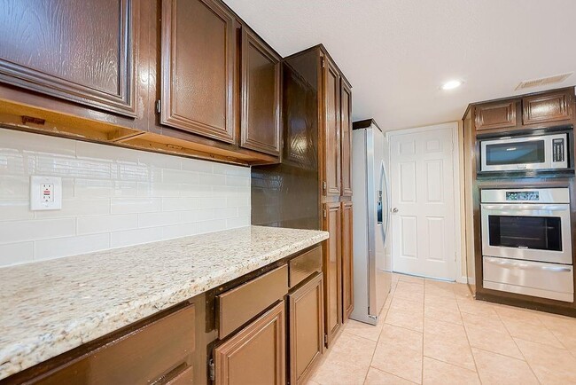 Building Photo - 2039 Shorewood Ln