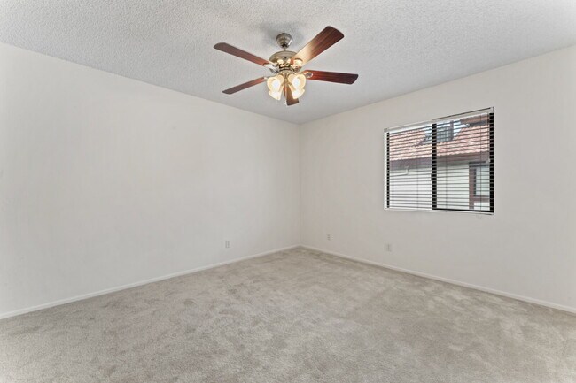 Building Photo - "Charming 2-Bed, 2-Bath Condo Retreat in S...