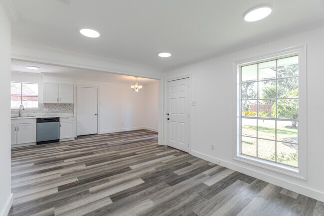 Building Photo - 10126 Pine Moss Dr