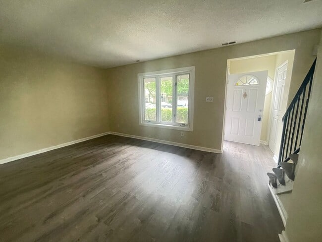 Building Photo - The Perfect 3 Bed, 1.5 Bath Cozy Townhouse