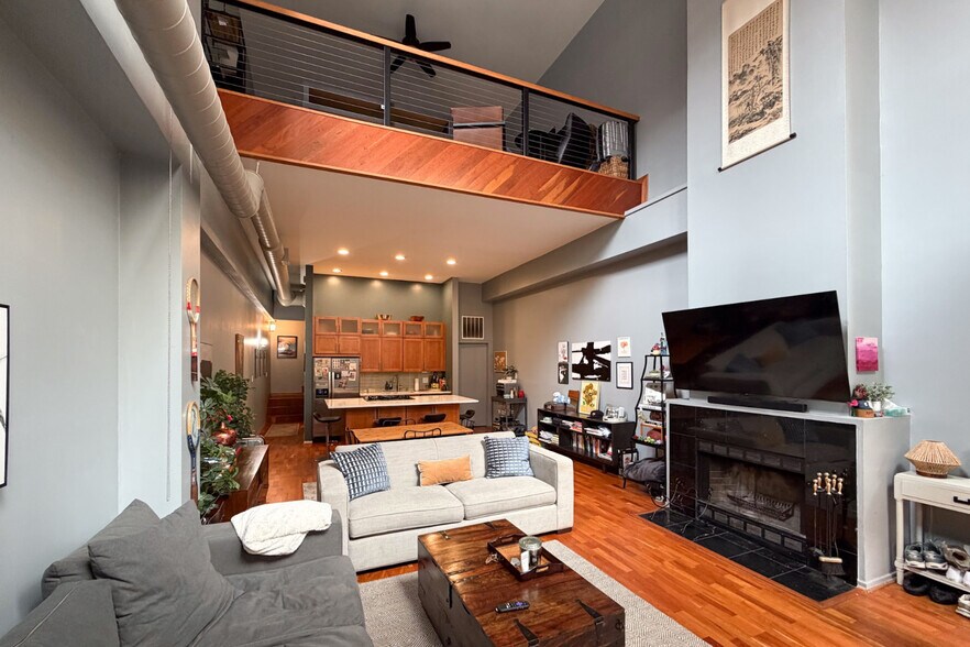Building Photo - 1760 W Wrightwood Ave