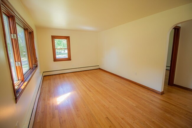Building Photo - 2 BD 1BA Shaker Schools