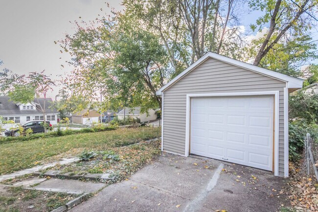Building Photo - 3 Bedroom 2 Bathroom Fully Remodeled
