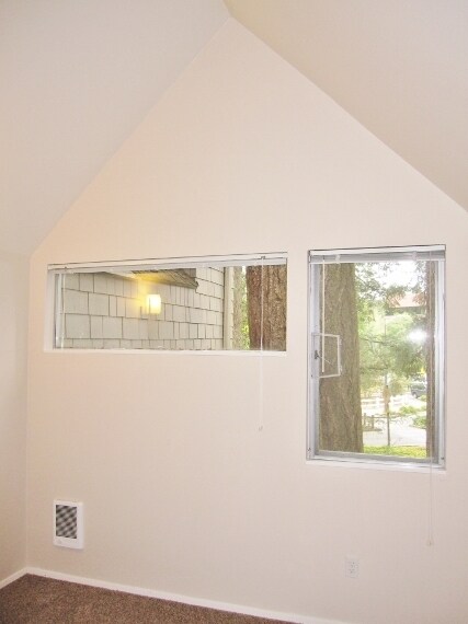 Building Photo - Spacious Lake Oswego 2Bdr w/Fireplace, Dishwasher, W/D, & Balcony!