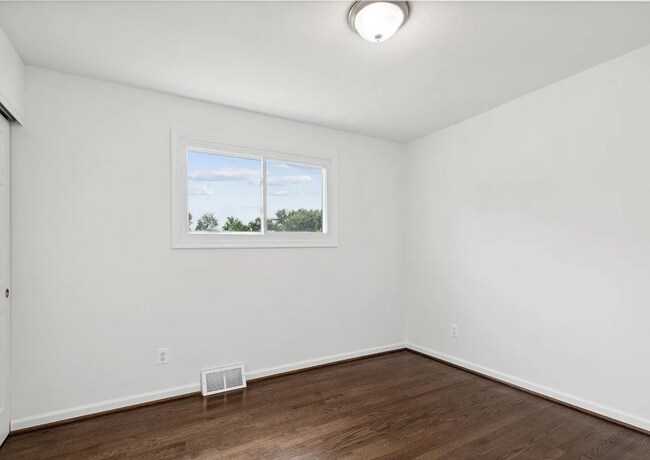 Building Photo - 5522 Lanham Way