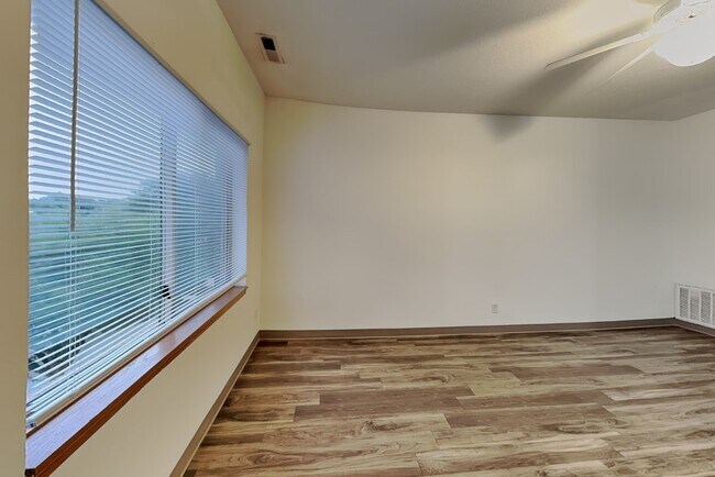 Building Photo - 217 Welch Ave