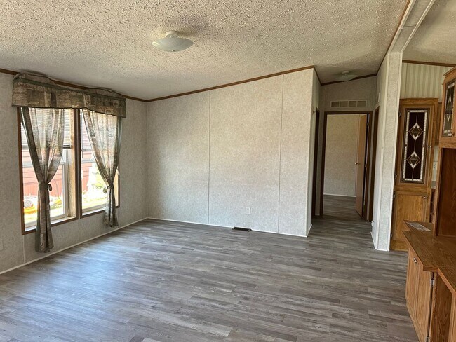Building Photo - Centrally Located 3 BD 2 BA Modular Home