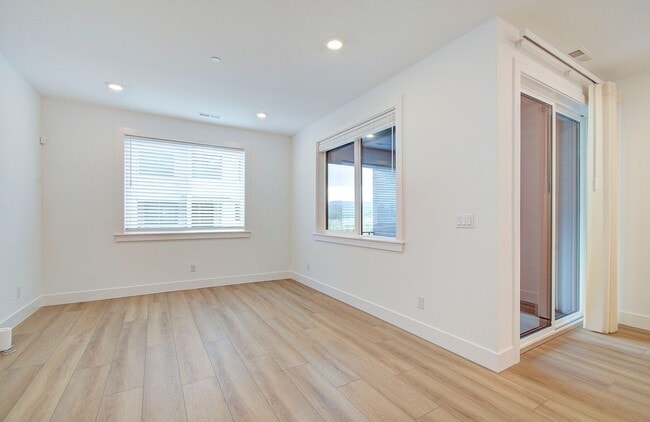 Building Photo - Luxury Upgraded Executive Townhome | 4 Bed | 3 Bath in Prime Camas School District