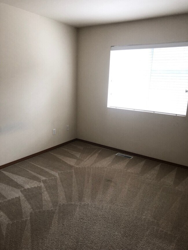 Building Photo - Huntington Duplex