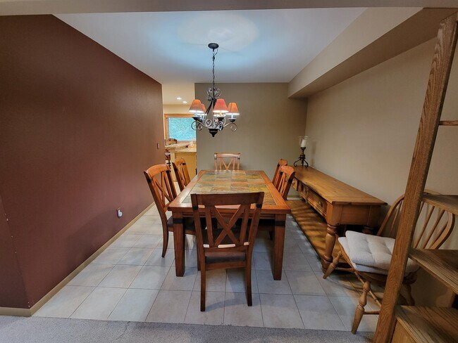 Building Photo - 2540 Kinnikinnick Rd