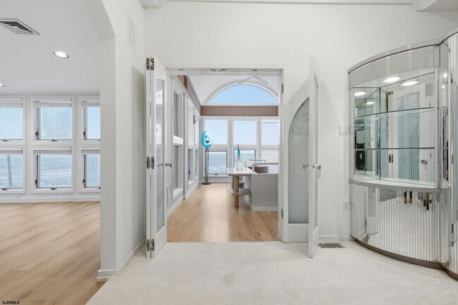 Building Photo - 119 S 11th Ave