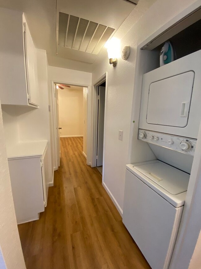 Building Photo - 2 BEDROOM DOWNSTAIRS END UNIT WITH PATIO