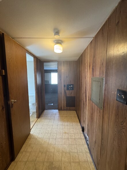 Building Photo - 1003 River St