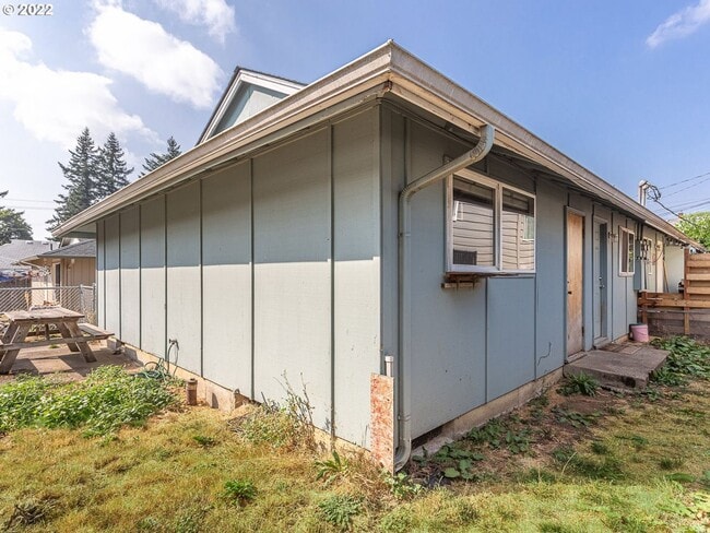Building Photo - Bright Interior with Generous Bedroom Space – Includes Washer and Dryer