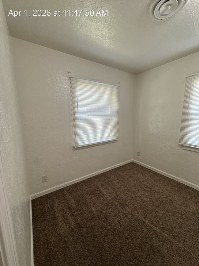 Building Photo - Country Home located in Tulare Available Now!!