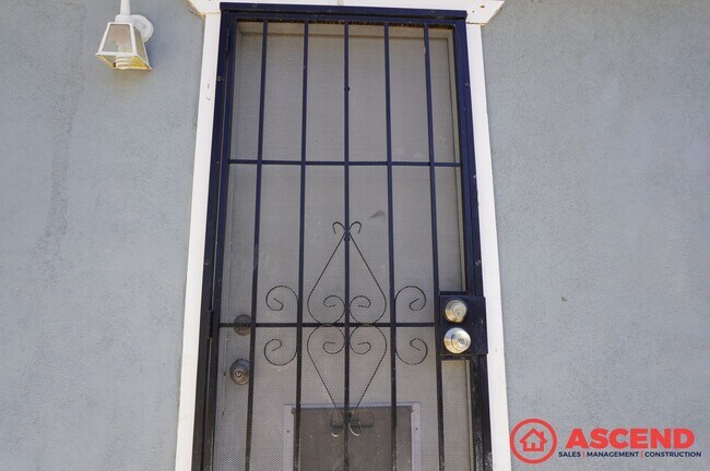 Building Photo - 1007 Castaic Ave