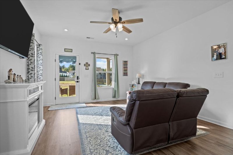 Building Photo - 1010 Village Ct