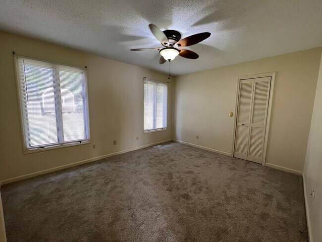 Building Photo - 104 Cambridge Ln