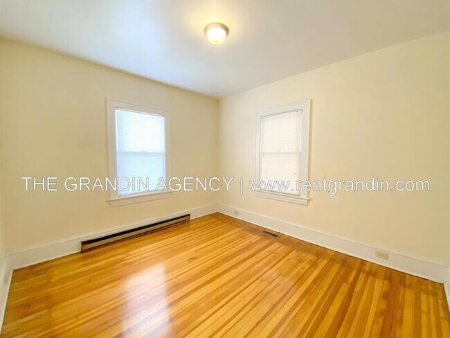 Building Photo - 1129 Stewart Ave SE