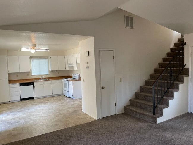 Building Photo - 3 Bedroom 2 Bath available this Summer!