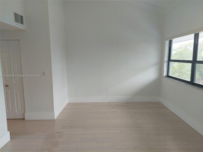 Building Photo - 350 Poinciana Island Dr