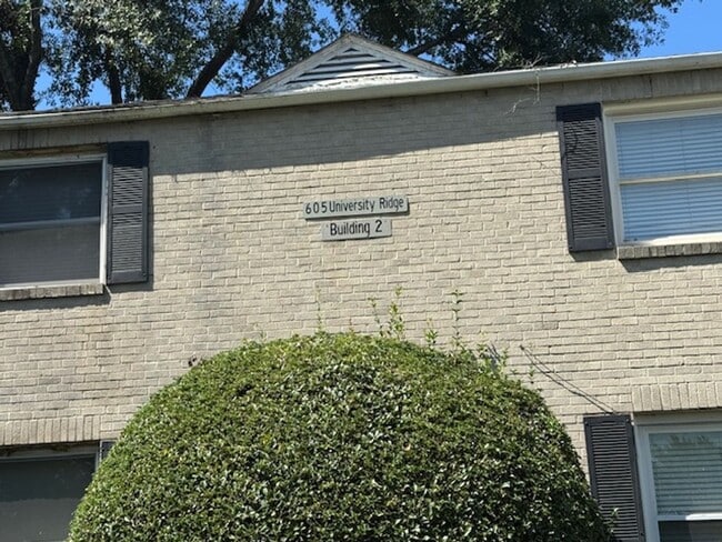 Building Photo - Downtown living at its best!  Remodeled - ...